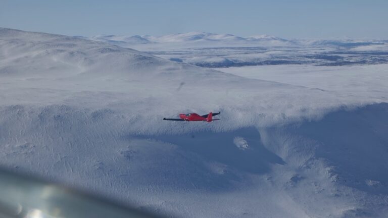 elflygplan över vintriga fjäll